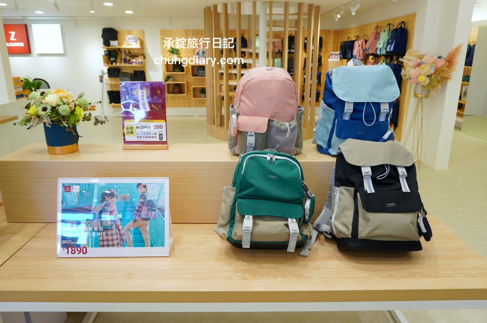 74OUNCE 全家人的包－台中向上店，真皮皮夾、後背包、手提包、側背包、質感小包…等，最貼近生活的簡約輕時尚，男款/女款/兒童書包一應俱全！附設兒童遊戲區免費開放。