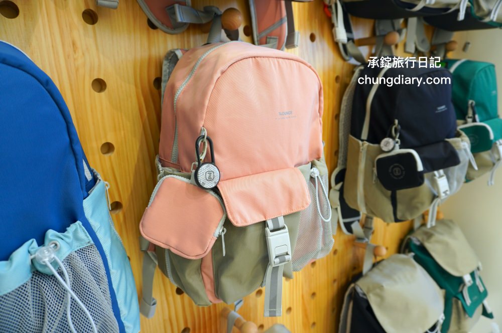 74OUNCE 全家人的包－台中向上店，真皮皮夾、後背包、手提包、側背包、質感小包…等，最貼近生活的簡約輕時尚，男款/女款/兒童書包一應俱全！附設兒童遊戲區免費開放。