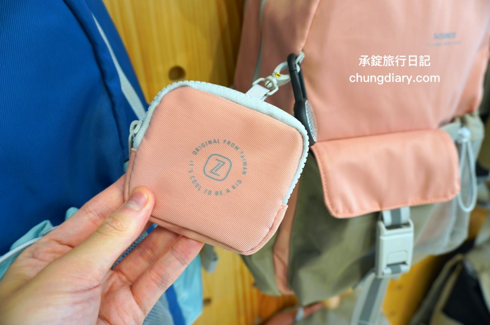 74OUNCE 全家人的包－台中向上店，真皮皮夾、後背包、手提包、側背包、質感小包…等，最貼近生活的簡約輕時尚，男款/女款/兒童書包一應俱全！附設兒童遊戲區免費開放。