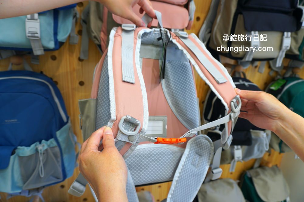 74OUNCE 全家人的包－台中向上店，真皮皮夾、後背包、手提包、側背包、質感小包…等，最貼近生活的簡約輕時尚，男款/女款/兒童書包一應俱全！附設兒童遊戲區免費開放。