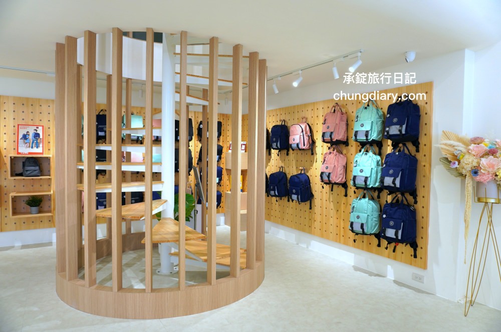 74OUNCE 全家人的包－台中向上店，真皮皮夾、後背包、手提包、側背包、質感小包…等，最貼近生活的簡約輕時尚，男款/女款/兒童書包一應俱全！附設兒童遊戲區免費開放。