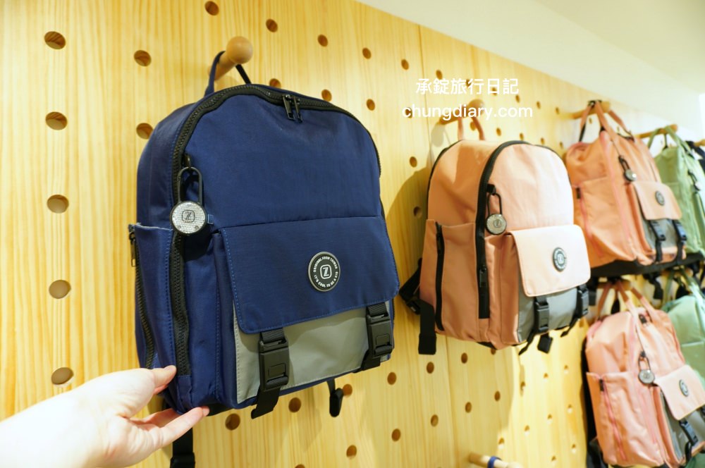 74OUNCE 全家人的包－台中向上店，真皮皮夾、後背包、手提包、側背包、質感小包…等，最貼近生活的簡約輕時尚，男款/女款/兒童書包一應俱全！附設兒童遊戲區免費開放。