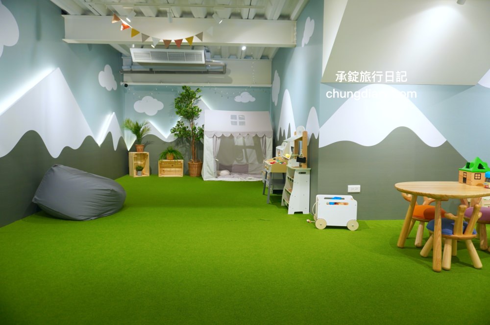 74OUNCE 全家人的包－台中向上店，真皮皮夾、後背包、手提包、側背包、質感小包…等，最貼近生活的簡約輕時尚，男款/女款/兒童書包一應俱全！附設兒童遊戲區免費開放。