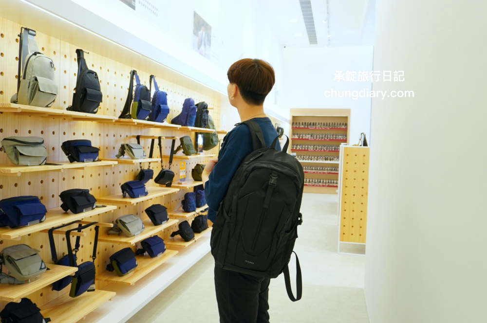 74OUNCE 全家人的包－台中向上店，真皮皮夾、後背包、手提包、側背包、質感小包…等，最貼近生活的簡約輕時尚，男款/女款/兒童書包一應俱全！附設兒童遊戲區免費開放。