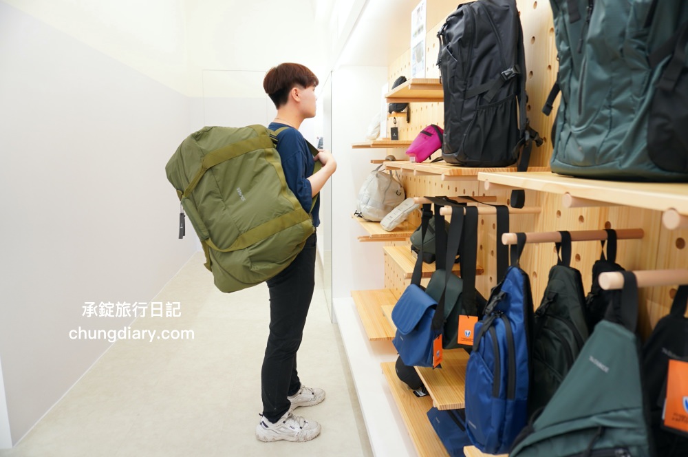 74OUNCE 全家人的包－台中向上店，真皮皮夾、後背包、手提包、側背包、質感小包…等，最貼近生活的簡約輕時尚，男款/女款/兒童書包一應俱全！附設兒童遊戲區免費開放。