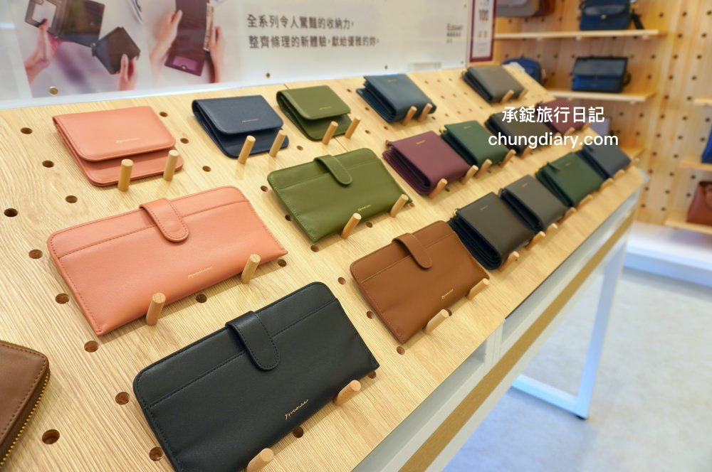 74OUNCE 全家人的包－台中向上店，真皮皮夾、後背包、手提包、側背包、質感小包…等，最貼近生活的簡約輕時尚，男款/女款/兒童書包一應俱全！附設兒童遊戲區免費開放。