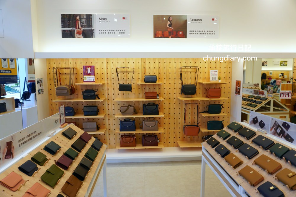 74OUNCE 全家人的包－台中向上店，真皮皮夾、後背包、手提包、側背包、質感小包…等，最貼近生活的簡約輕時尚，男款/女款/兒童書包一應俱全！附設兒童遊戲區免費開放。