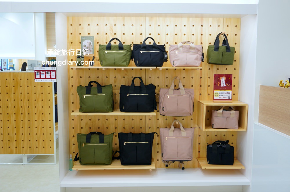 74OUNCE 全家人的包－台中向上店，真皮皮夾、後背包、手提包、側背包、質感小包…等，最貼近生活的簡約輕時尚，男款/女款/兒童書包一應俱全！附設兒童遊戲區免費開放。