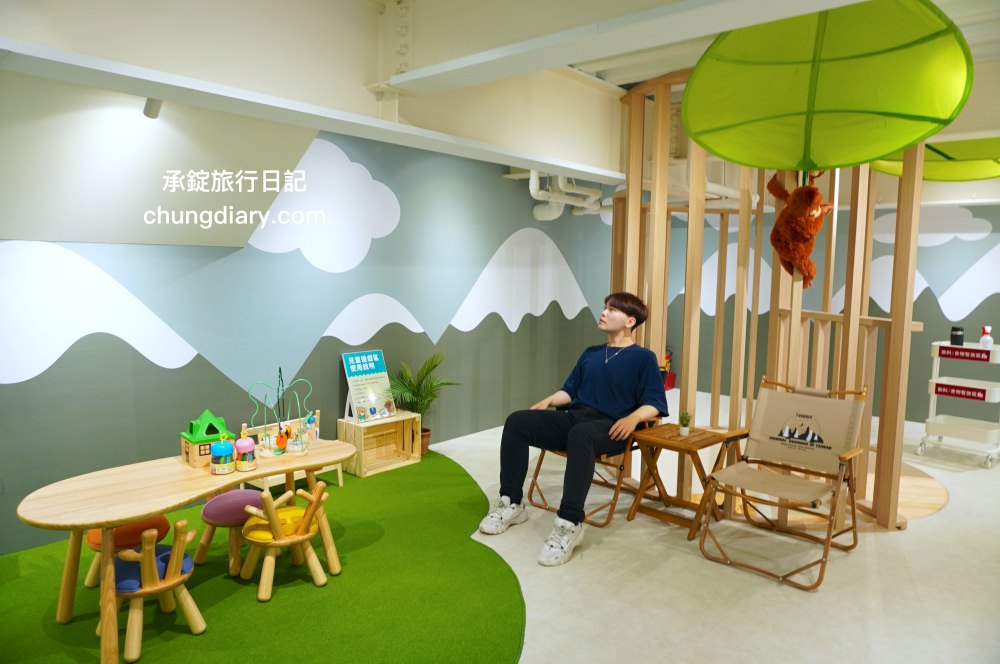 74OUNCE 全家人的包－台中向上店，真皮皮夾、後背包、手提包、側背包、質感小包…等，最貼近生活的簡約輕時尚，男款/女款/兒童書包一應俱全！附設兒童遊戲區免費開放。