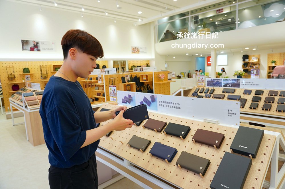 74OUNCE 全家人的包－台中向上店，真皮皮夾、後背包、手提包、側背包、質感小包…等，最貼近生活的簡約輕時尚，男款/女款/兒童書包一應俱全！附設兒童遊戲區免費開放。