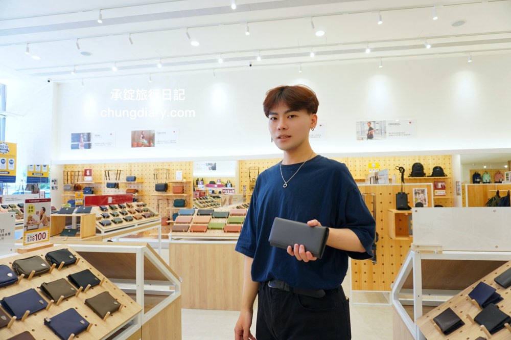 74OUNCE 全家人的包－台中向上店，真皮皮夾、後背包、手提包、側背包、質感小包…等，最貼近生活的簡約輕時尚，男款/女款/兒童書包一應俱全！附設兒童遊戲區免費開放。