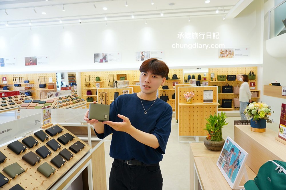 74OUNCE 全家人的包－台中向上店，真皮皮夾、後背包、手提包、側背包、質感小包…等，最貼近生活的簡約輕時尚，男款/女款/兒童書包一應俱全！附設兒童遊戲區免費開放。