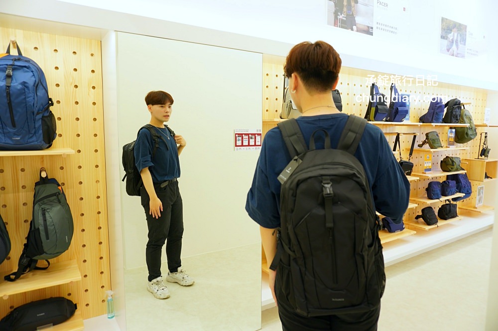 74OUNCE 全家人的包－台中向上店，真皮皮夾、後背包、手提包、側背包、質感小包…等，最貼近生活的簡約輕時尚，男款/女款/兒童書包一應俱全！附設兒童遊戲區免費開放。