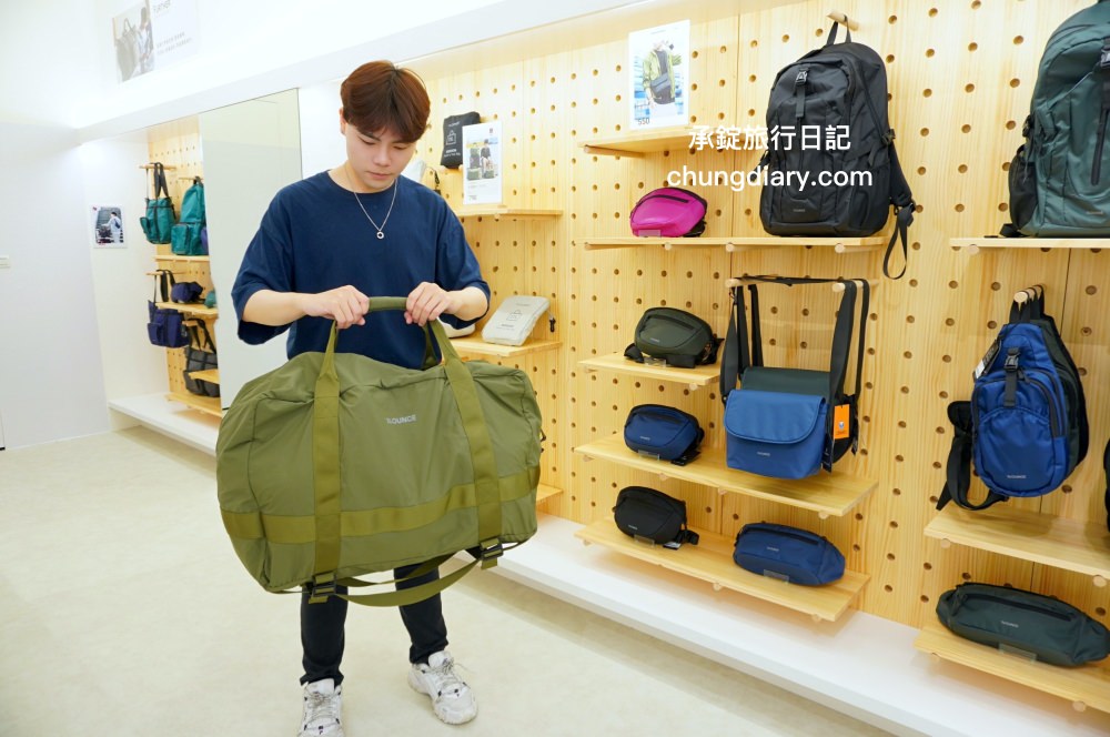 74OUNCE 全家人的包－台中向上店，真皮皮夾、後背包、手提包、側背包、質感小包…等，最貼近生活的簡約輕時尚，男款/女款/兒童書包一應俱全！附設兒童遊戲區免費開放。