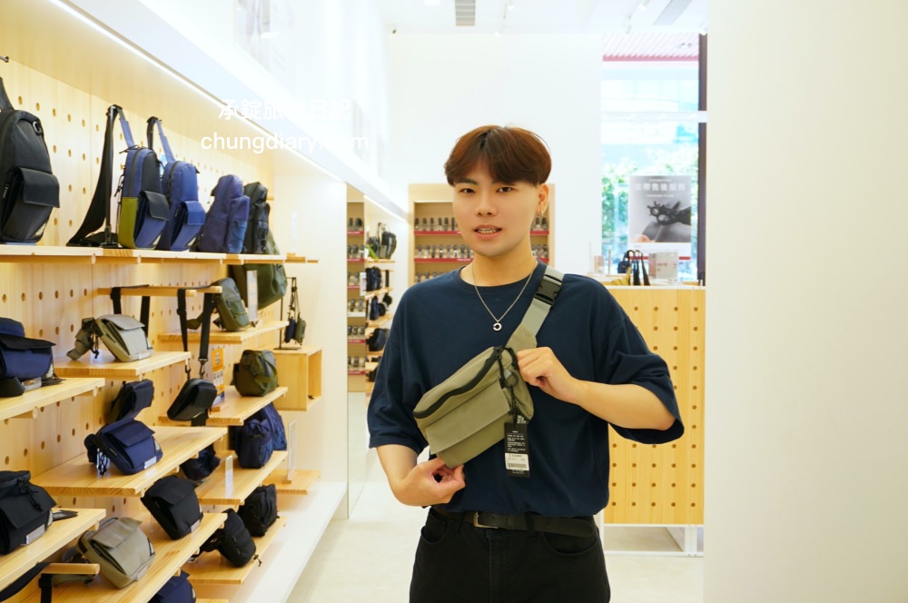 74OUNCE 全家人的包－台中向上店，真皮皮夾、後背包、手提包、側背包、質感小包…等，最貼近生活的簡約輕時尚，男款/女款/兒童書包一應俱全！附設兒童遊戲區免費開放。