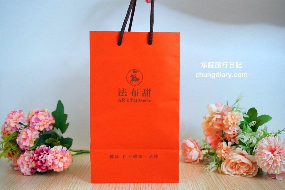 法布甜馬卡龍鳳梨酥｜無油、無麵粉、低熱量只有75大卡！結合台灣土鳳梨、日月潭紅茶、茉莉綠茶，還有春季限定櫻花梅子口味。