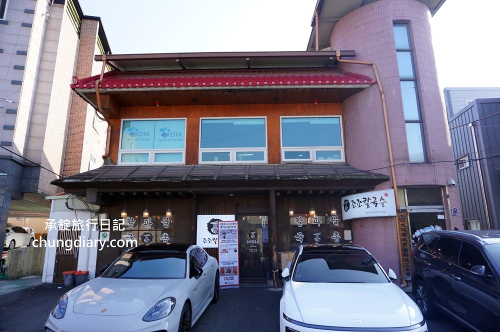 大邱顯忠路站【JOJO刀削麵 조조칼국수】牛奶貝湯、手工刀削麵、海鮮煎餅專賣！前山咖啡街，大邱櫻花楓紅私房景點。