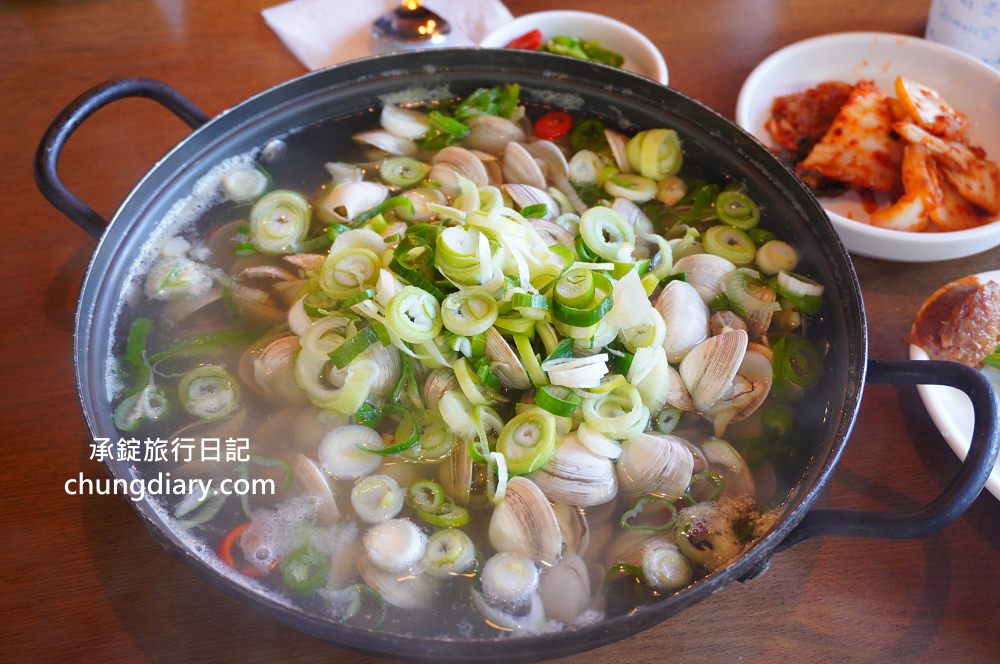 大邱顯忠路站【JOJO刀削麵 조조칼국수】牛奶貝湯、手工刀削麵、海鮮煎餅專賣！前山咖啡街，大邱櫻花楓紅私房景點。