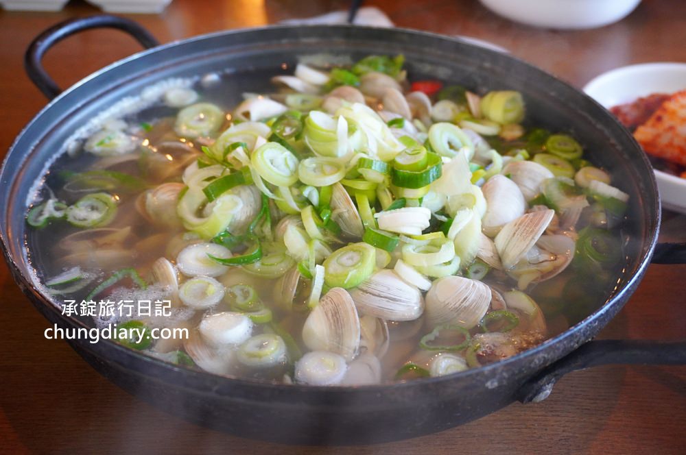 大邱顯忠路站【JOJO刀削麵 조조칼국수】牛奶貝湯、手工刀削麵、海鮮煎餅專賣！前山咖啡街，大邱櫻花楓紅私房景點。