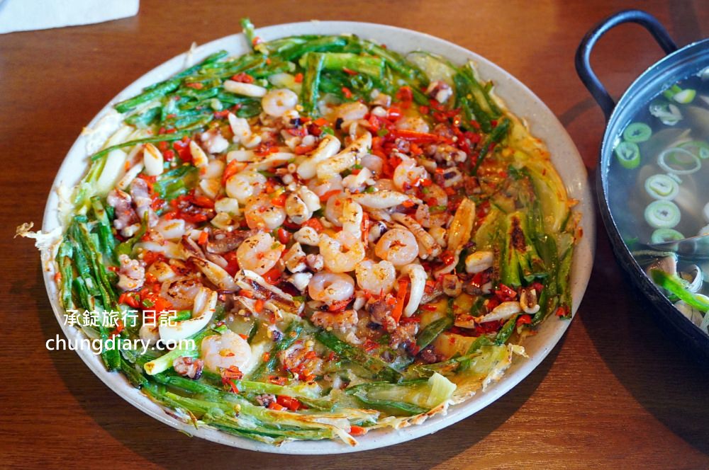 大邱顯忠路站【JOJO刀削麵 조조칼국수】牛奶貝湯、手工刀削麵、海鮮煎餅專賣！前山咖啡街，大邱櫻花楓紅私房景點。