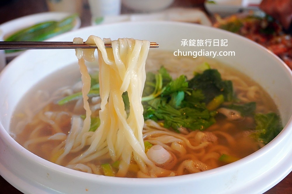 大邱顯忠路站【JOJO刀削麵 조조칼국수】牛奶貝湯、手工刀削麵、海鮮煎餅專賣！前山咖啡街，大邱櫻花楓紅私房景點。