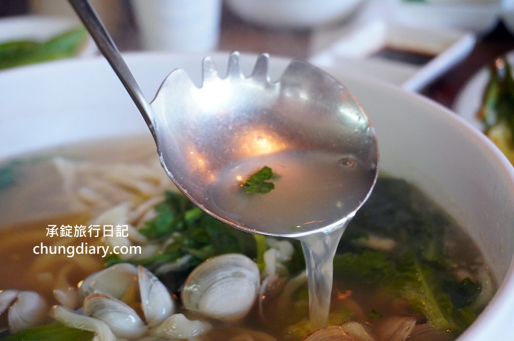 大邱顯忠路站【JOJO刀削麵 조조칼국수】牛奶貝湯、手工刀削麵、海鮮煎餅專賣！前山咖啡街，大邱櫻花楓紅私房景點。