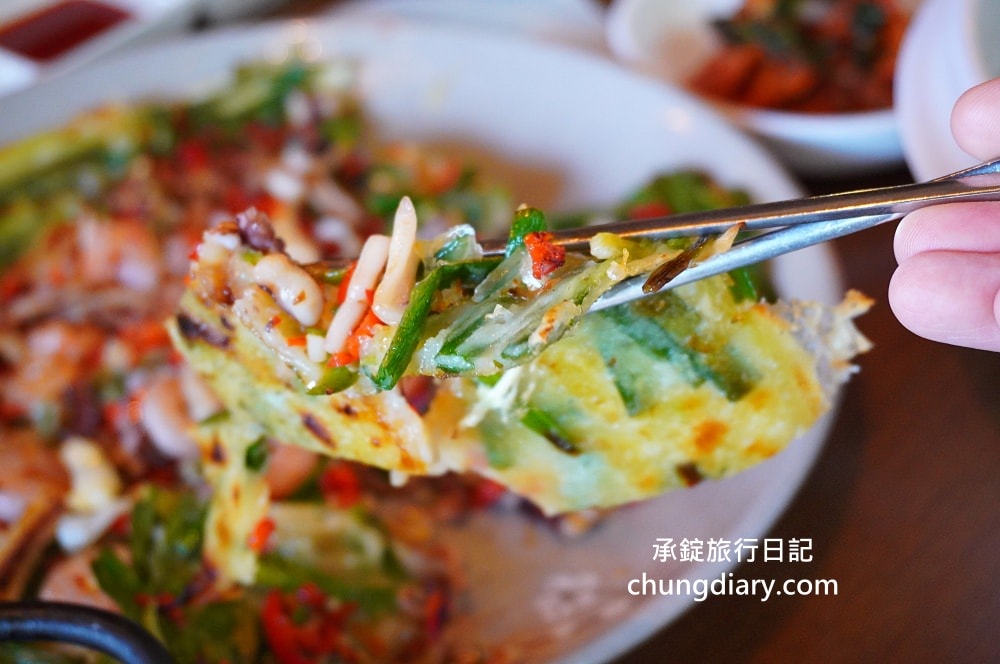 大邱顯忠路站【JOJO刀削麵 조조칼국수】牛奶貝湯、手工刀削麵、海鮮煎餅專賣！前山咖啡街，大邱櫻花楓紅私房景點。