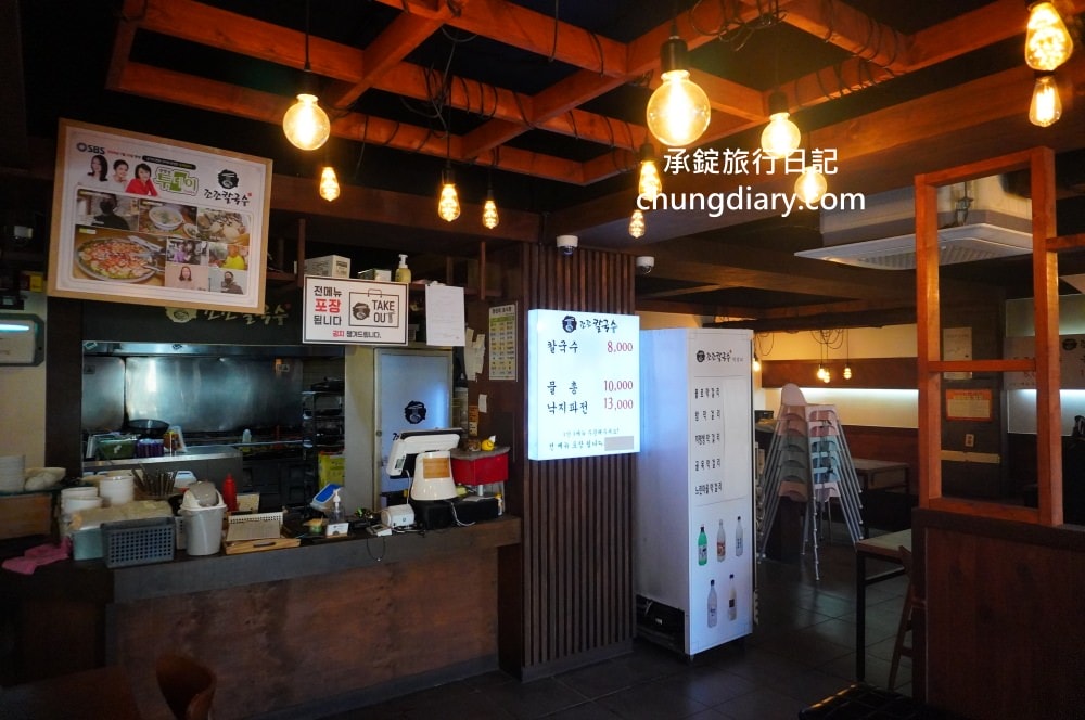 大邱顯忠路站【JOJO刀削麵 조조칼국수】牛奶貝湯、手工刀削麵、海鮮煎餅專賣！前山咖啡街，大邱櫻花楓紅私房景點。