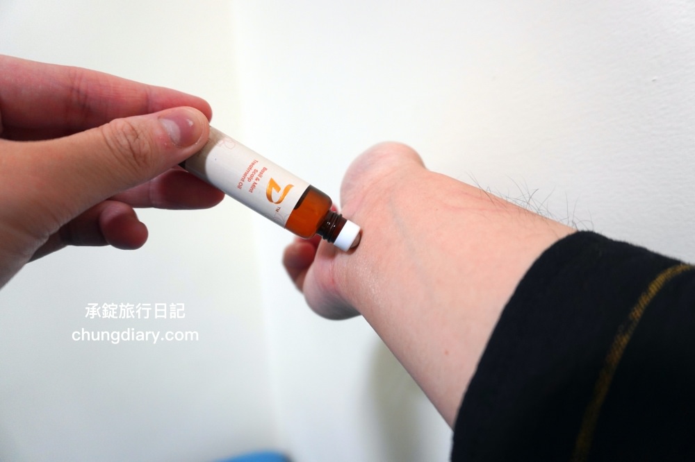 Delfina達爾菲娜【舒緩控油頭皮滾珠精油】主打5大天然植萃精華，小小一瓶輕巧好攜帶，一抹就能使頭皮感到清爽愉悅！