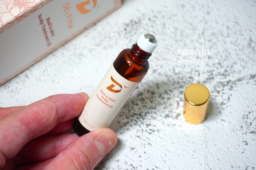 Delfina達爾菲娜【舒緩控油頭皮滾珠精油】主打5大天然植萃精華，小小一瓶輕巧好攜帶，一抹就能使頭皮感到清爽愉悅！