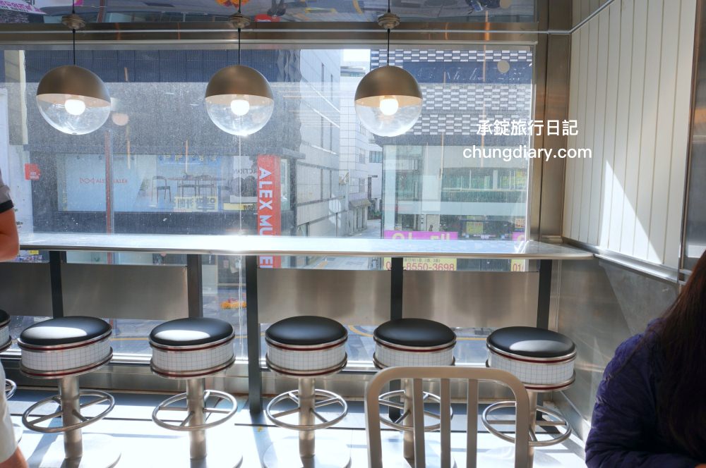 釜山南浦站早餐【EGG DROP 南浦洞店】 爆漿歐姆蛋三明治，軟嫩滑蛋＋特製醬汁＋烤厚片，韓式吐司盒子推薦！