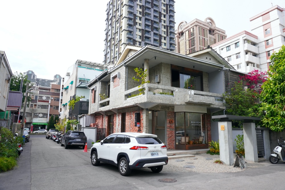 IR飾品台中旗艦店｜老宅X飾品X咖啡店結合，適合你的最幸福，求婚訂婚戒、定情紀念戒指、純銀項鍊、手鍊手環專門品牌！超美超好拍的珠寶飾品店，免費招待請你喝咖啡。