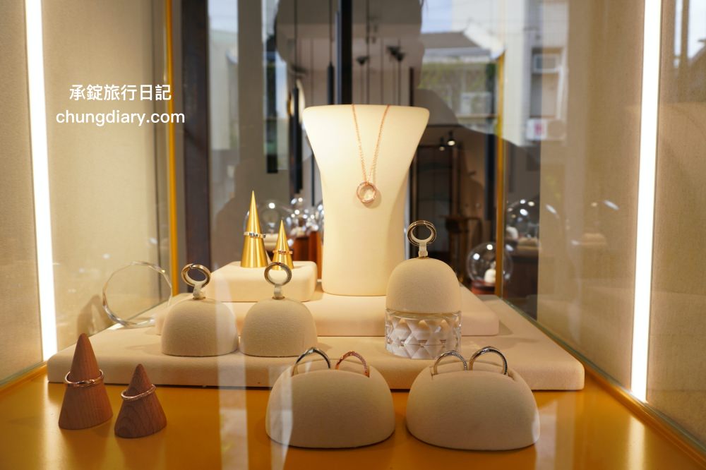IR飾品台中旗艦店｜老宅X飾品X咖啡店結合，適合你的最幸福，求婚訂婚戒、定情紀念戒指、純銀項鍊、手鍊手環專門品牌！超美超好拍的珠寶飾品店，免費招待請你喝咖啡。
