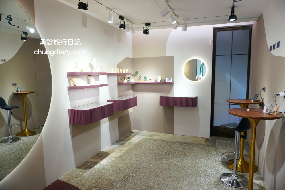 IR飾品台中旗艦店｜老宅X飾品X咖啡店結合，適合你的最幸福，求婚訂婚戒、定情紀念戒指、純銀項鍊、手鍊手環專門品牌！超美超好拍的珠寶飾品店，免費招待請你喝咖啡。