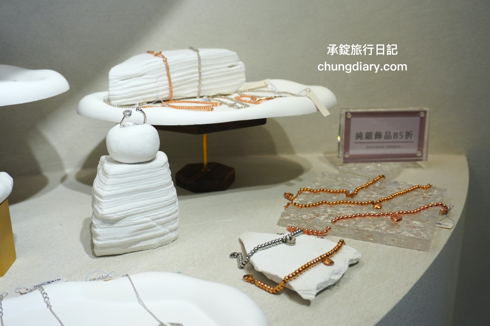 IR飾品台中旗艦店｜老宅X飾品X咖啡店結合，適合你的最幸福，求婚訂婚戒、定情紀念戒指、純銀項鍊、手鍊手環專門品牌！超美超好拍的珠寶飾品店，免費招待請你喝咖啡。