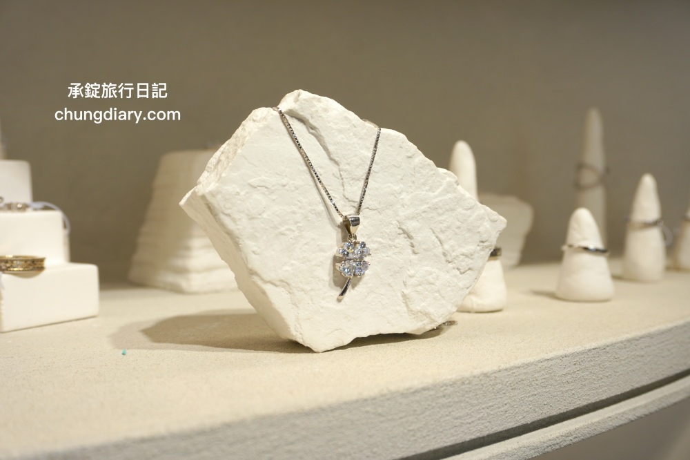 IR飾品台中旗艦店｜老宅X飾品X咖啡店結合，適合你的最幸福，求婚訂婚戒、定情紀念戒指、純銀項鍊、手鍊手環專門品牌！超美超好拍的珠寶飾品店，免費招待請你喝咖啡。