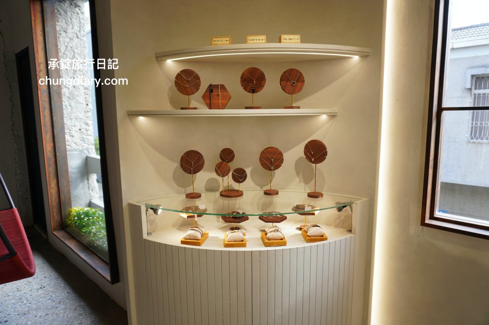 IR飾品台中旗艦店｜老宅X飾品X咖啡店結合，適合你的最幸福，求婚訂婚戒、定情紀念戒指、純銀項鍊、手鍊手環專門品牌！超美超好拍的珠寶飾品店，免費招待請你喝咖啡。