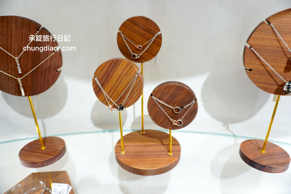 IR飾品台中旗艦店｜老宅X飾品X咖啡店結合，適合你的最幸福，求婚訂婚戒、定情紀念戒指、純銀項鍊、手鍊手環專門品牌！超美超好拍的珠寶飾品店，免費招待請你喝咖啡。