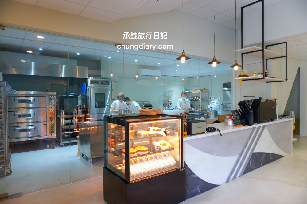 台中蛋黃酥推薦【JL手作烘焙】大里甜點麵包工作坊，金沙控最愛！鹹蛋黃系列甜品，佶利蛋行自產紅土鹹鴨蛋。