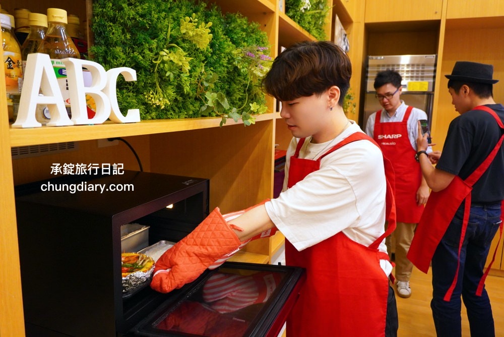 夏普HEALSIO水波爐｜一機多用「蒸、煮、炒、炸、烤、微波、舒肥」智慧烹調，ABC Cooking 南港廚藝教室，料理推薦：泰式街頭小吃、炙燒牛小排。