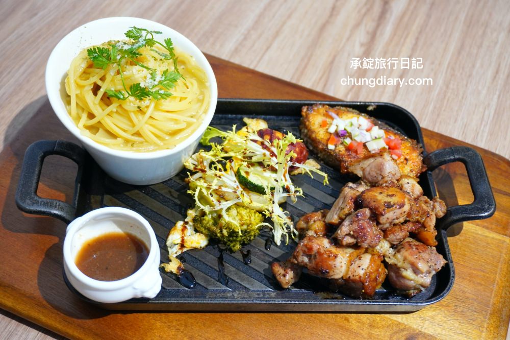台中大里【WPAPA Teppanyaki Brunch 鐵板料理早午餐】前夏慕尼主廚掌廚料理，份量十足，法式高檔早午餐推薦！櫻桃鴨腿鱈魚鐵板麵、特製炸・烤鮮奶饅頭堡。