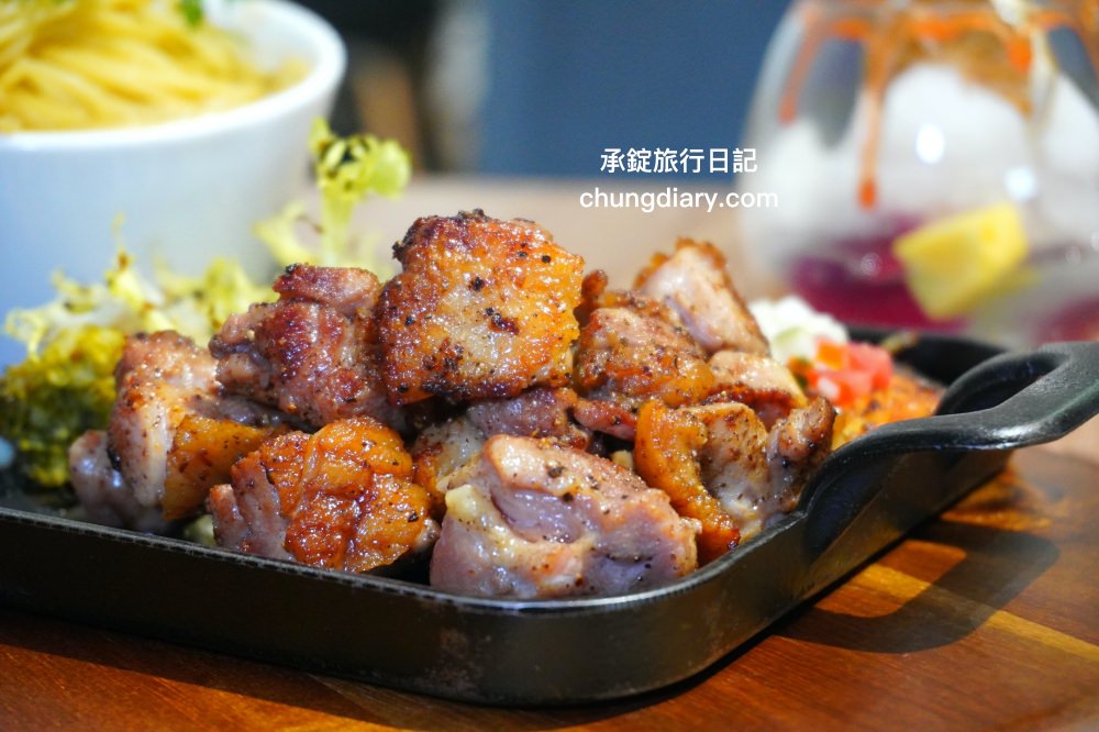 台中大里【WPAPA Teppanyaki Brunch 鐵板料理早午餐】前夏慕尼主廚掌廚料理，份量十足，法式高檔早午餐推薦！櫻桃鴨腿鱈魚鐵板麵、特製炸・烤鮮奶饅頭堡。