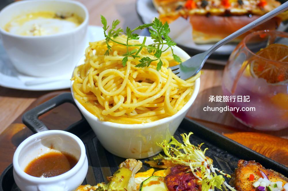 台中大里【WPAPA Teppanyaki Brunch 鐵板料理早午餐】前夏慕尼主廚掌廚料理，份量十足，法式高檔早午餐推薦！櫻桃鴨腿鱈魚鐵板麵、特製炸・烤鮮奶饅頭堡。