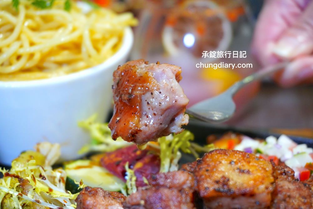 台中大里【WPAPA Teppanyaki Brunch 鐵板料理早午餐】前夏慕尼主廚掌廚料理，份量十足，法式高檔早午餐推薦！櫻桃鴨腿鱈魚鐵板麵、特製炸・烤鮮奶饅頭堡。