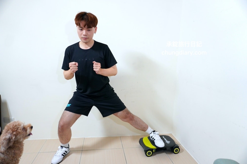 居家運動器材【Wonder Core Slide Fit 健身滑板】核心健身器材推薦，深蹲、捲腹、健腹輪一氣呵成！30 多種以上動作變化，針對不同部位加強訓練。