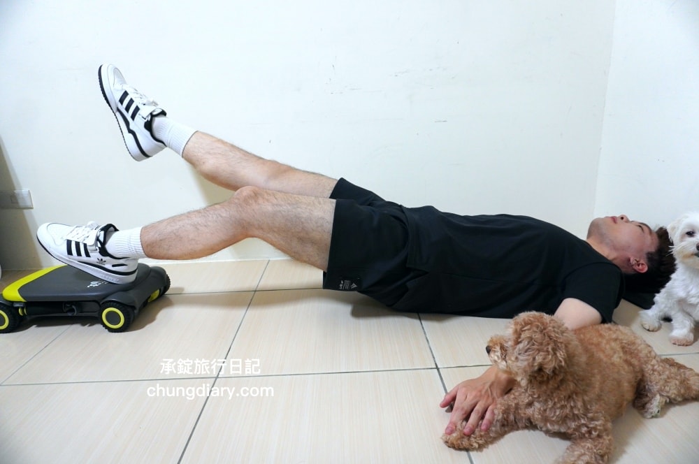 居家運動器材【Wonder Core Slide Fit 健身滑板】核心健身器材推薦，深蹲、捲腹、健腹輪一氣呵成！30 多種以上動作變化，針對不同部位加強訓練。