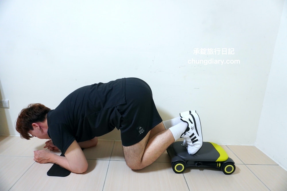 居家運動器材【Wonder Core Slide Fit 健身滑板】核心健身器材推薦，深蹲、捲腹、健腹輪一氣呵成！30 多種以上動作變化，針對不同部位加強訓練。