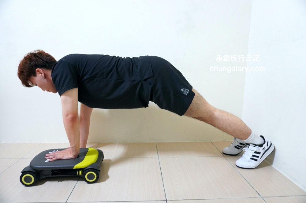 居家運動器材【Wonder Core Slide Fit 健身滑板】核心健身器材推薦，深蹲、捲腹、健腹輪一氣呵成！30 多種以上動作變化，針對不同部位加強訓練。