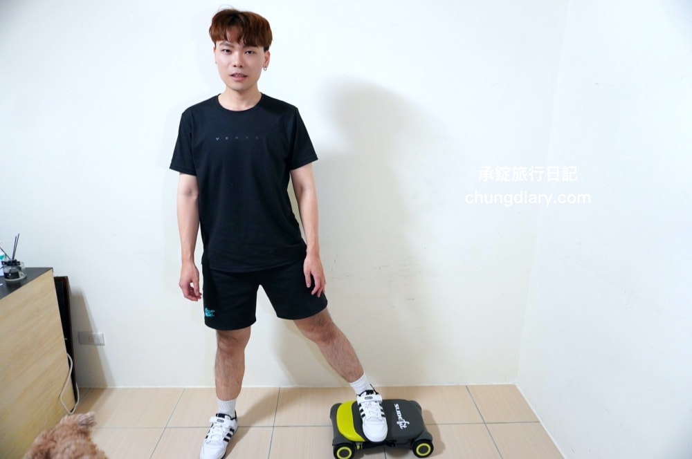 居家運動器材【Wonder Core Slide Fit 健身滑板】核心健身器材推薦，深蹲、捲腹、健腹輪一氣呵成！30 多種以上動作變化，針對不同部位加強訓練。