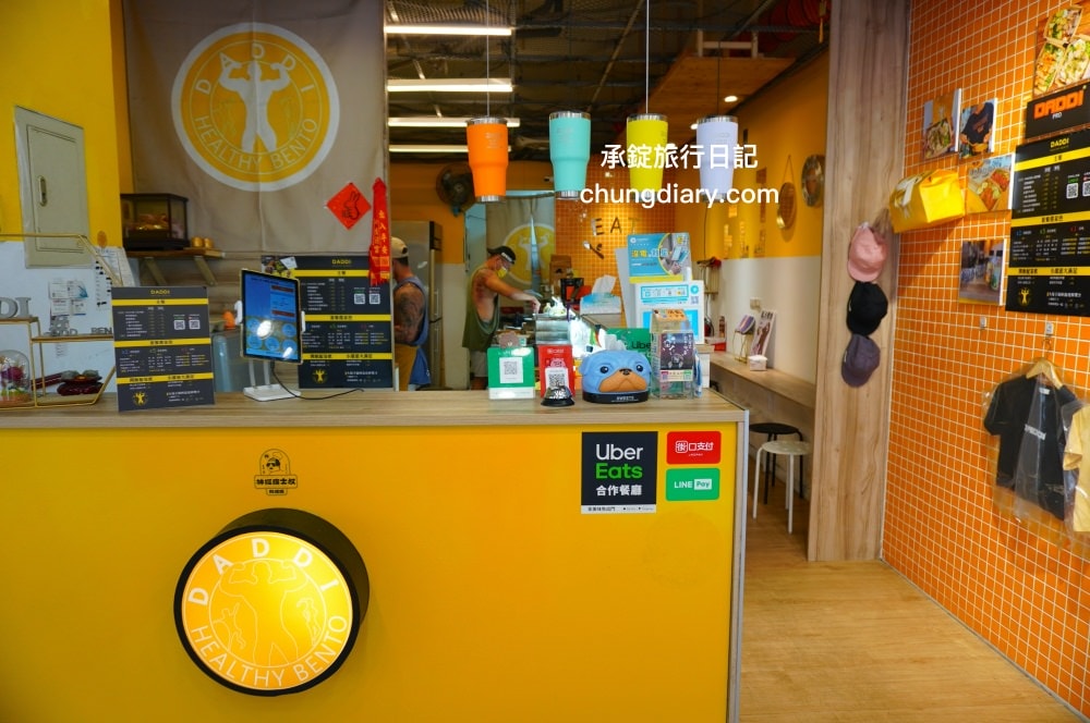 Daddi 活力餐盒 西屯店｜台中健身餐、增肌、減脂、低gi、低卡便當推薦｜World Gym世界健身俱樂部－台中西屯店 斜對面。